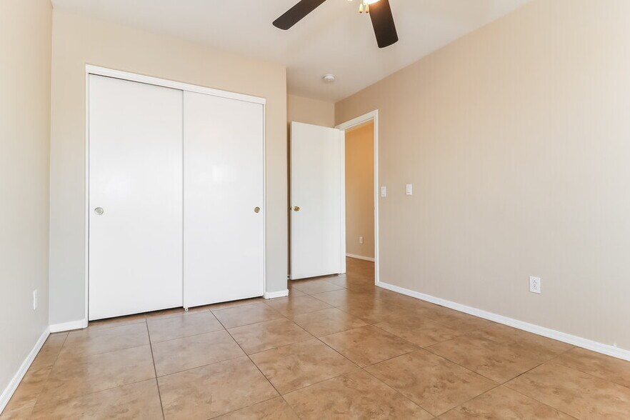 Building Photo - 9015 W Roanoke Ave