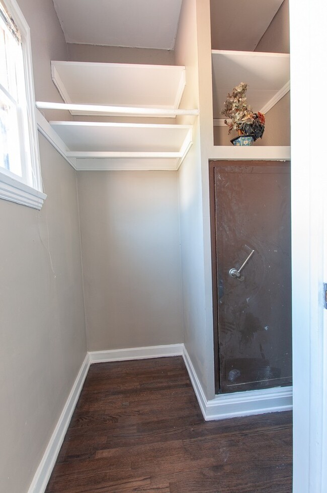 Building Photo - Amazing 3 bed 2.5 bath single family house...