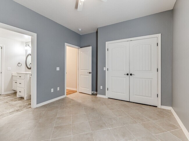 Building Photo - Fantastic home in the Fairways at Surrey H...