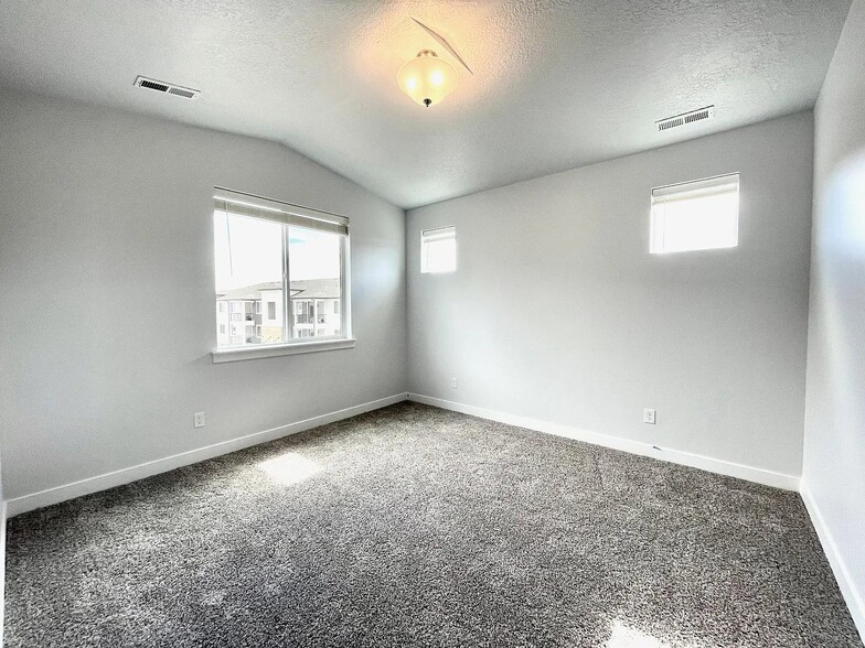 Building Photo - 357 750 N