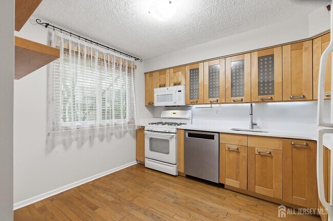 Building Photo - 60 Hampshire Dr