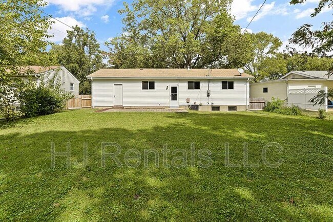 Building Photo - 532 Holiday Ave