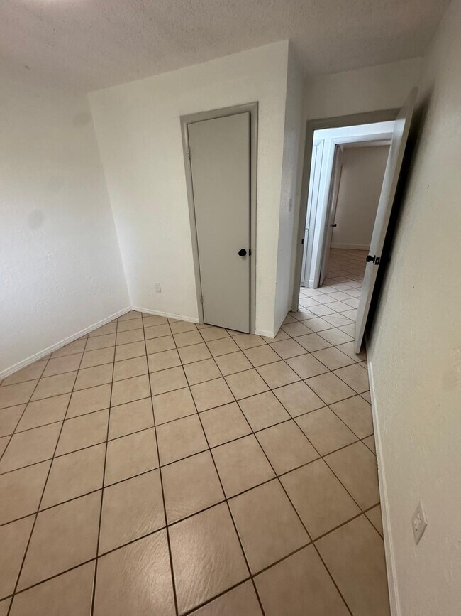 Building Photo - 5607 NW Beechwood Dr