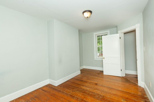 Building Photo - 2 Bed, 2 Bath Farmhouse-Style Home in Kear...