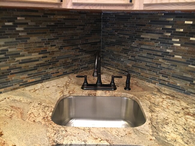 Building Photo - Modern Rental - South Side Flats