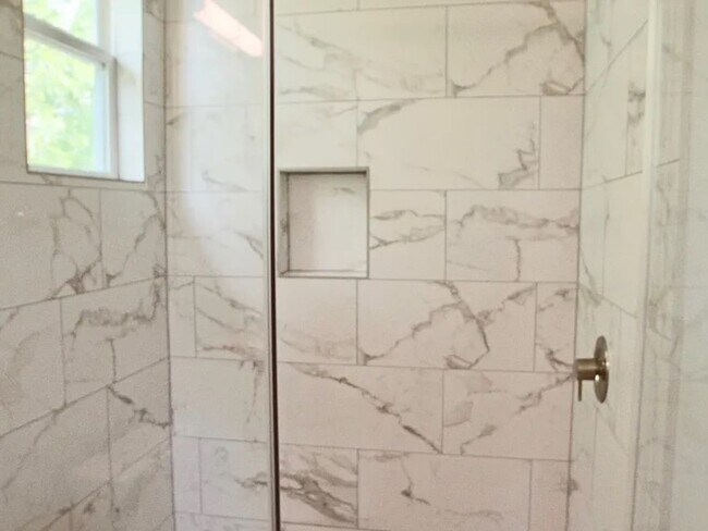 Building Photo - East Riverside near parks