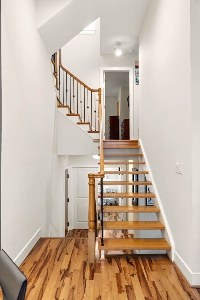 Building Photo - U St Penthouse