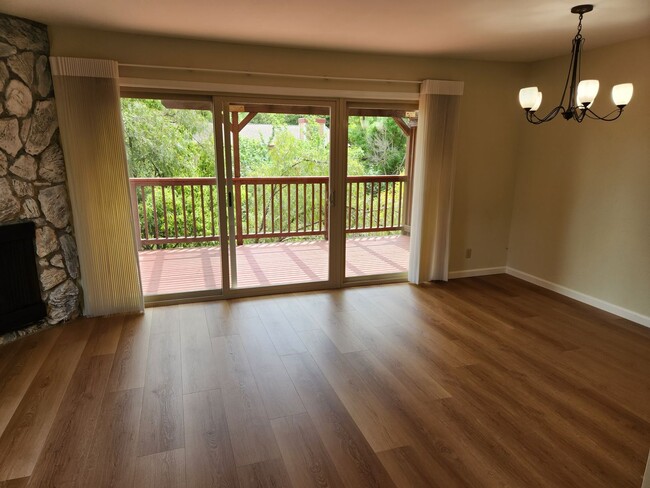 Building Photo - Very nice 2 Bed/ 1.5 Bath /1,263 Sqft Waln...