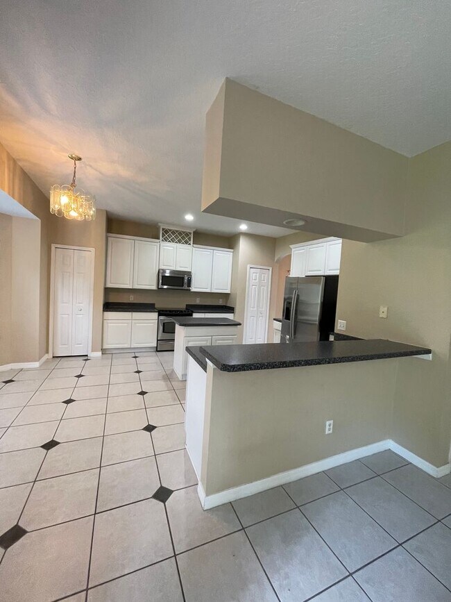 Building Photo - Home For Rent in Gated Stonebrook Neighbor...