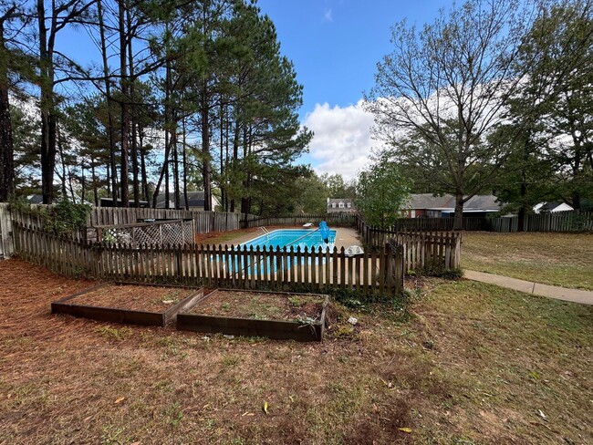 Building Photo - Deatsville Home with Pool and Large Garage