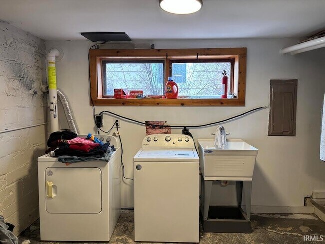 Building Photo - 204 S Clark St