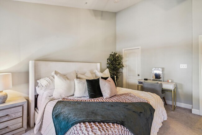 Building Photo - 605 S Cherry Grove Ave