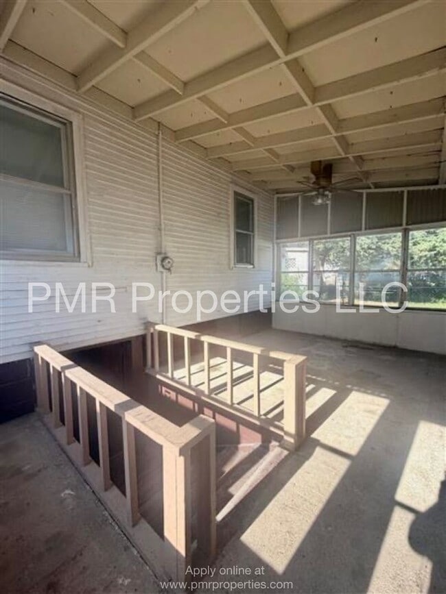 Building Photo - 3 Bedrooms/ 1 Bathroom House