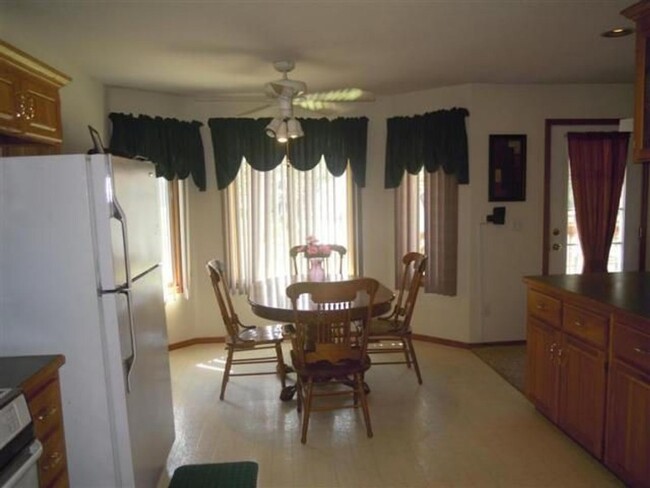 Building Photo - 2000+ sq ft, 3-4 bed, 2 bath, 2 car garage...