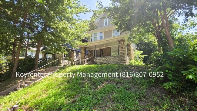 Building Photo - Welcome Home to This Bright & Inviting 4 Bed, 2 Bath