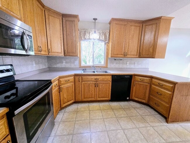 Building Photo - Charming 2-Bedroom, 2-Bathroom Home with Sunroom & Patio in Woodbury, MN