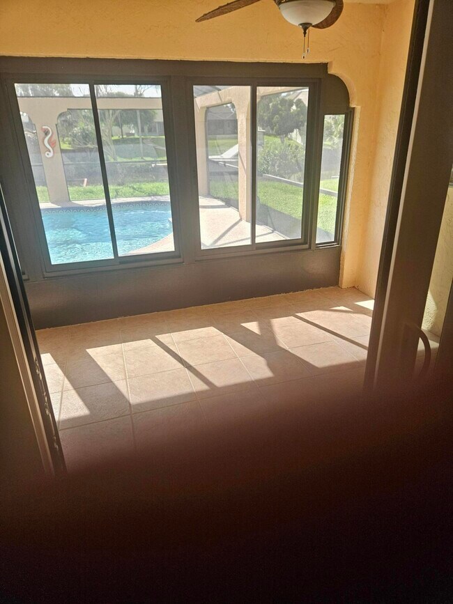 Building Photo - 382 SE Naranja Ave