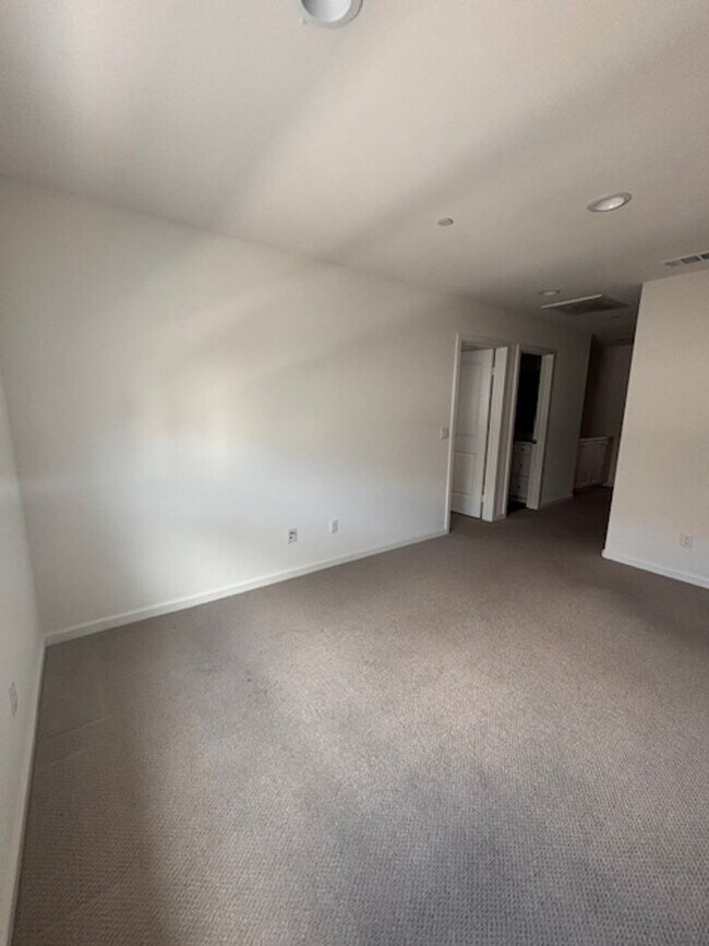 Building Photo - Welcome home to this beautiful Murrieta Town Home!