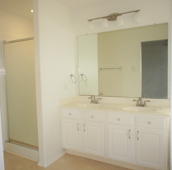 Master Bath - 5218 Fairtide Dr