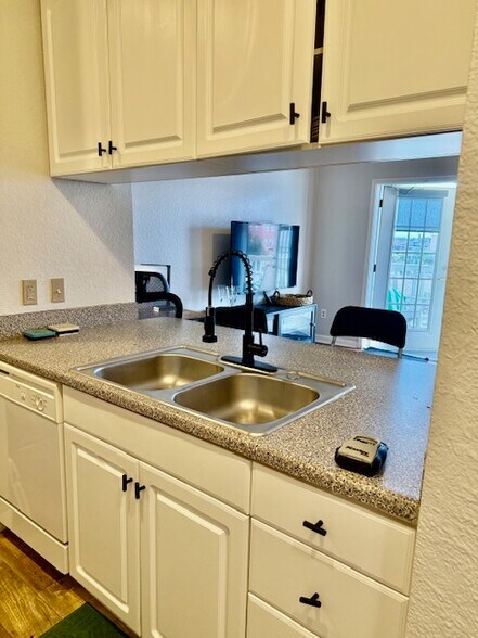 Building Photo - 860 N Orange Ave