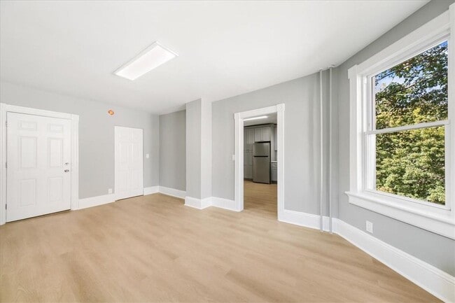 Building Photo - 105 Maple St