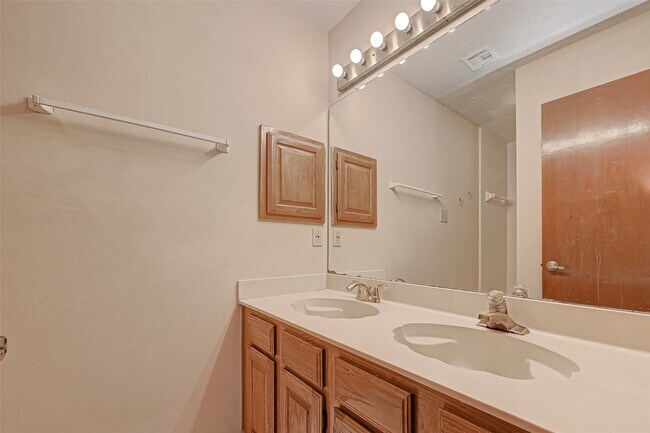 Building Photo - 2102 Creekshire Dr