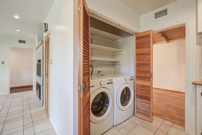 Building Photo - HOLIDAY SPECIAL***2 WEEKS FREE** 3 Bed/2 Bath Oasis in Royal Woods - Available Now