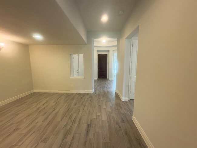 Building Photo - 150 Summer Pointe