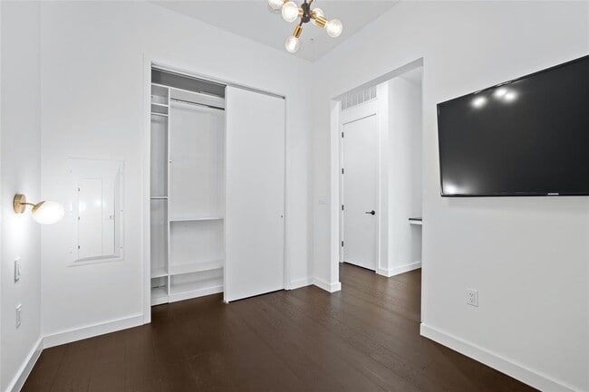 Building Photo - 800 Embassy Dr