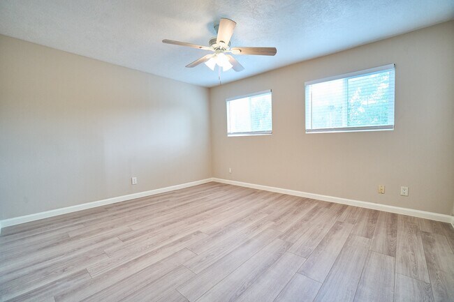 Building Photo - 10818 Briar Forest Dr