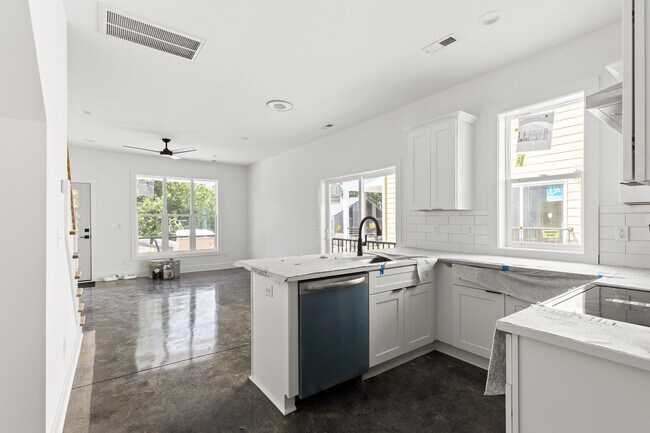 Building Photo - 733 Hopkins St