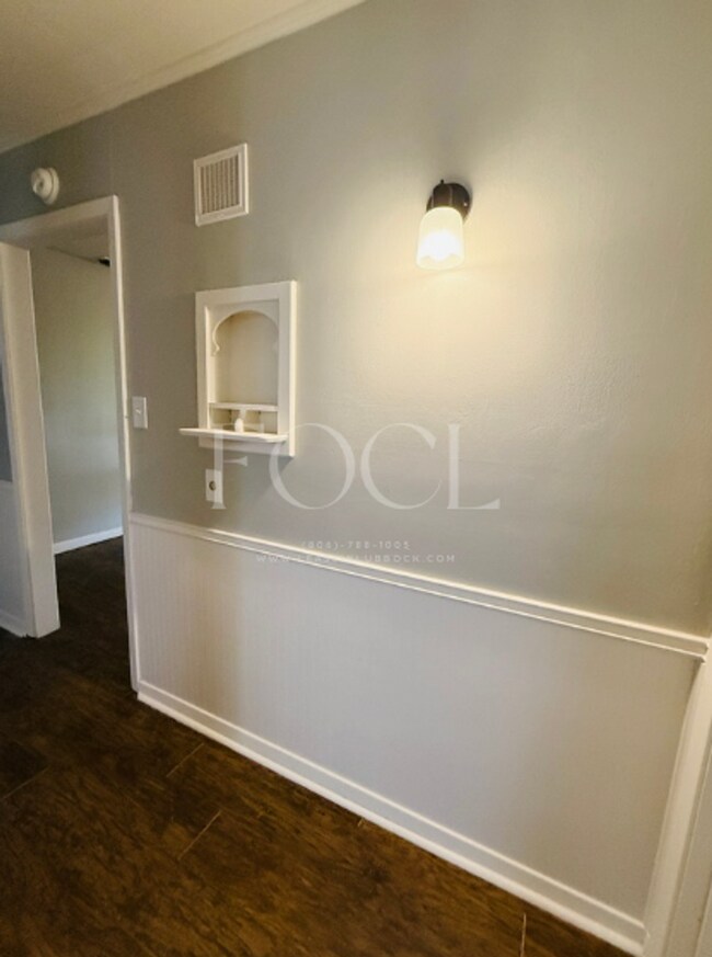 Building Photo - Large 3/2 with 2 living areas