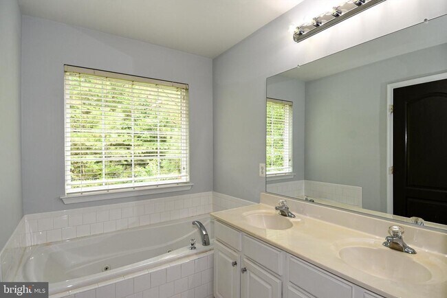 Building Photo - 15511 Kennett Square Way