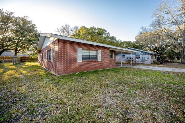 Building Photo - 3 Bed 2 Bath home in Pascagoula near the beach.