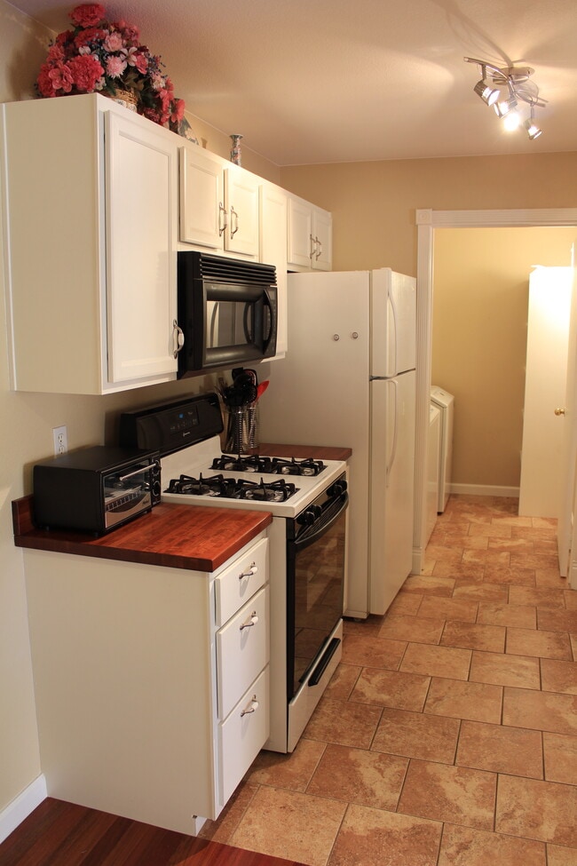 Building Photo - 950 Seven Hills Dr