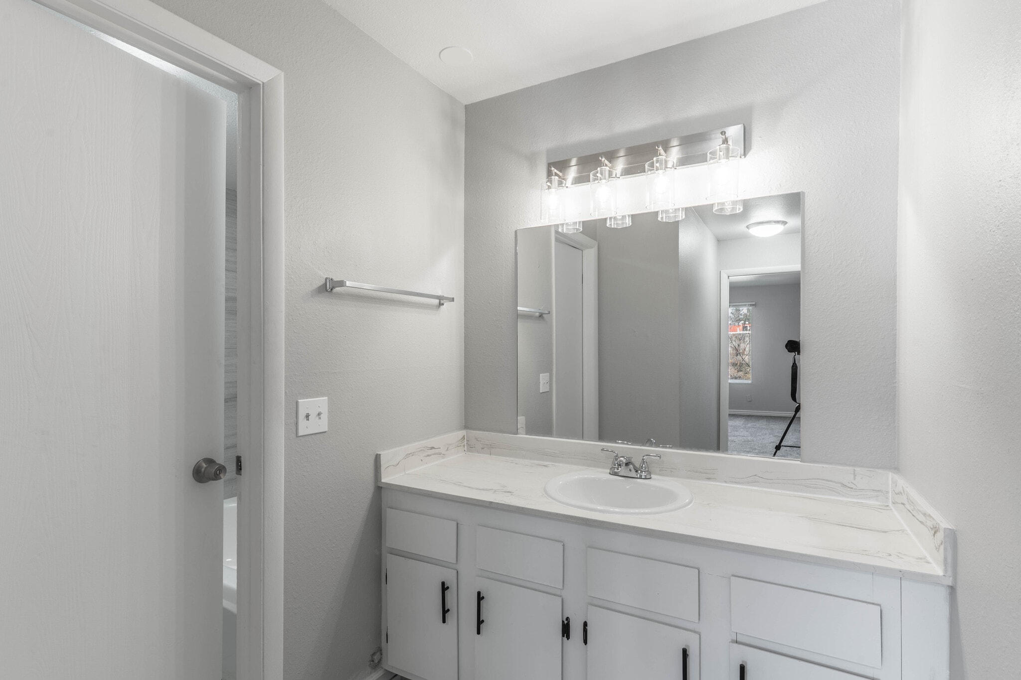 Building Photo - Crestwood Cove