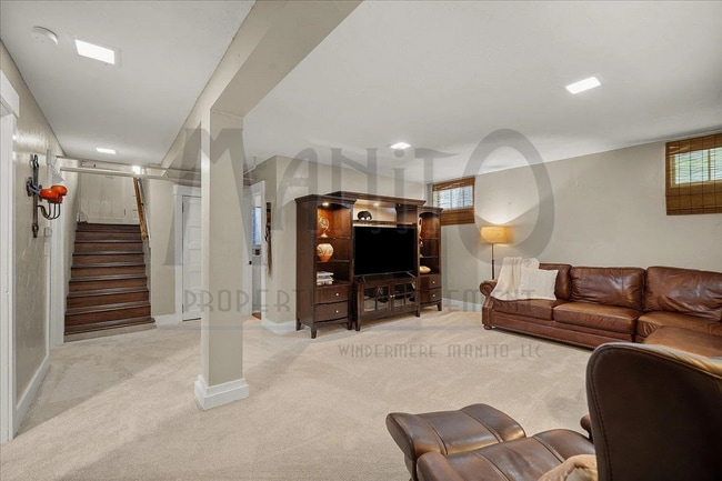 Building Photo - Stunning South Hill Home