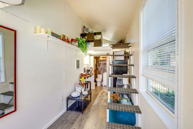 Building Photo - 445 Hansen Ln