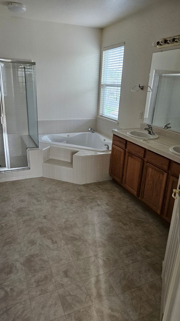 Building Photo - Large Six bedroom home for rent.