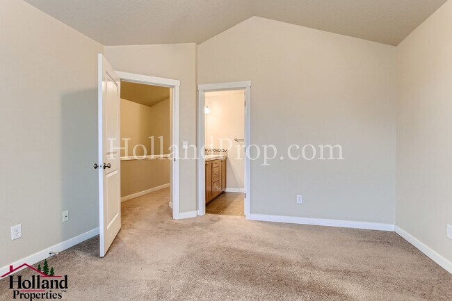Building Photo - 3119 NE Weeping Willow Way