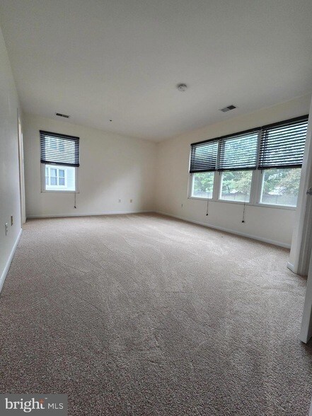 Building Photo - 10 Greystone Ct