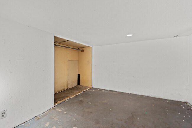 Building Photo - 921 S Sprague Ave