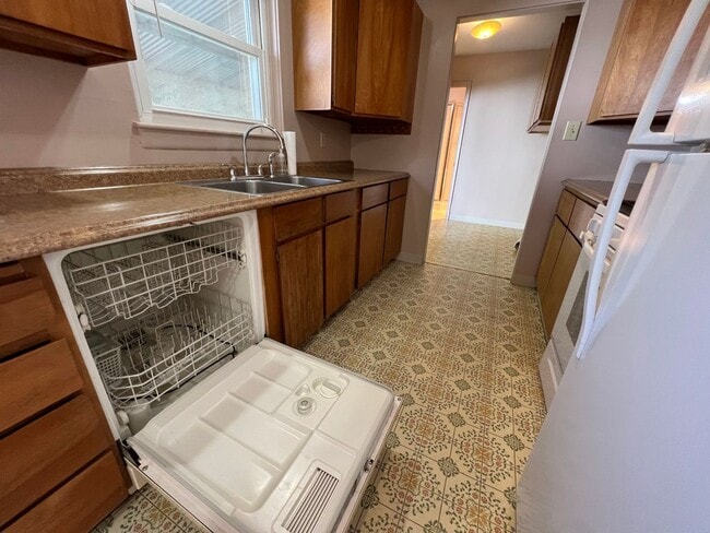 Building Photo - 3 Bed 2 Bath House with Attached 2 Car Garage & Trailer Parking