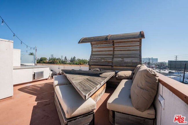 Building Photo - 2452 Penmar Ave