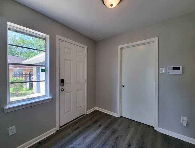 Building Photo - 3919 Hickok Ln