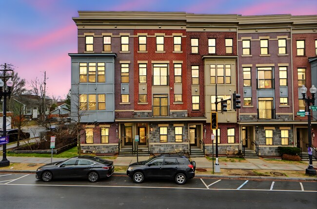 Building Photo - Georgia Row Townhome | 2 Bed | 2.5 Bath | 1,400 Sf | Juliet Balcony | 1 Assigned Parking Space
