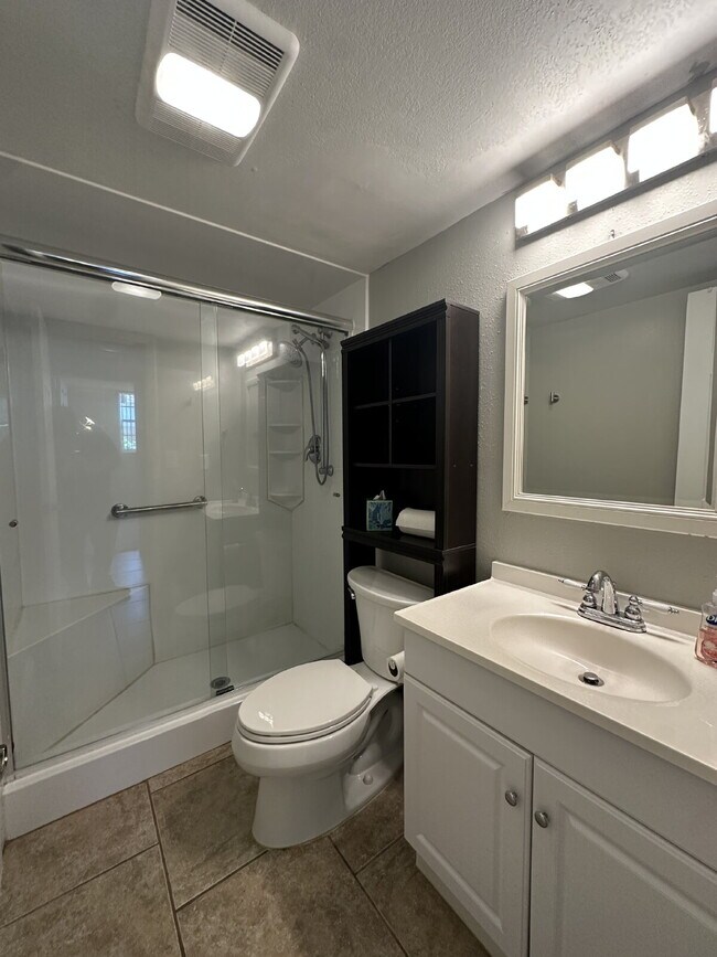 Building Photo - 2 bedroom, 2 bathroom condo across from th...