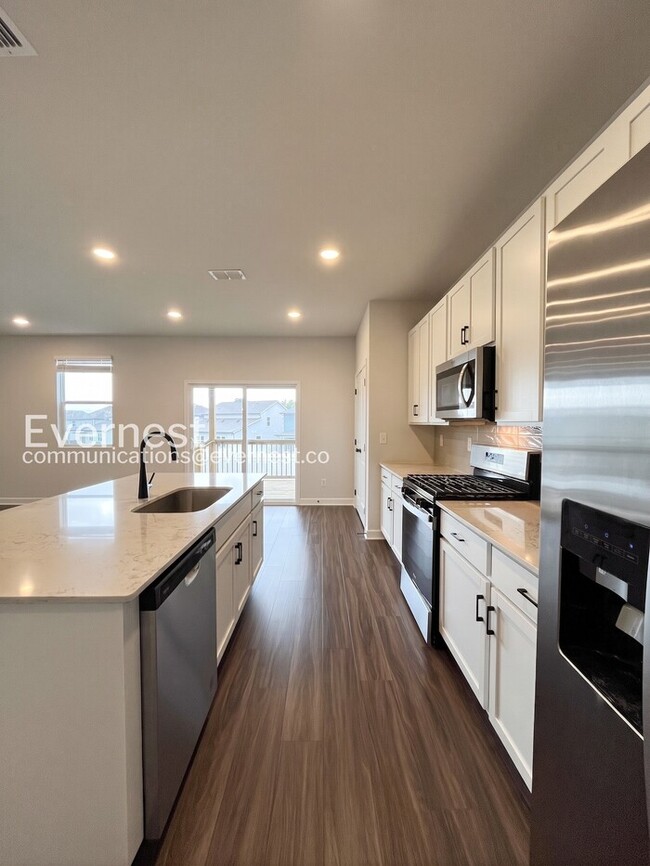 Building Photo - 4 Bed/3 Bath Home with Fenced Yard / Pet-Friendly / Available Now!