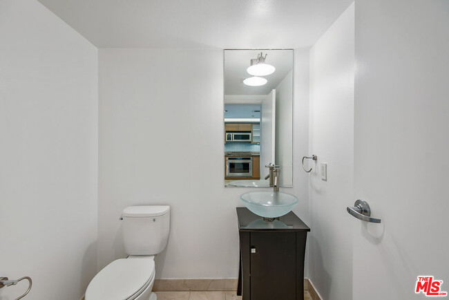 Building Photo - 13700 Marina Pointe Dr