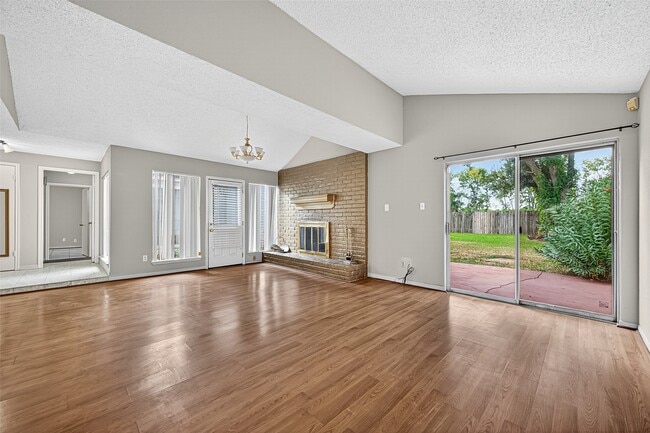 Building Photo - 2042 Hilton Head Dr